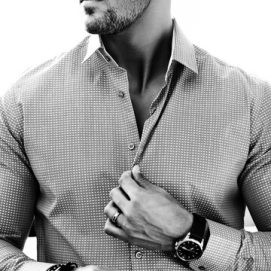 retrato-hombre-guapo-modelo-masculino-moda-sexy-vestido-elegante-camiseta-posando-fondo-calle-gafas-sol_158538-9743